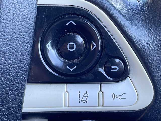 トヨタ プリウス S 岐阜県 2016(平28)年 10.9万km アティチュードブラックマイカ 禁煙車/純正ナビ/レーダークルーズコントロール/フルセグTV/レーンキープアシスト/衝突軽減ブレーキ/ハンドルスイッチ/ビルトインETC/ドライブレコーダー/バックカメラ/純正フロアマット/社外アルミホイール/盗難防止/ドアバイザー/オートライト/オートハイビーム/オートエアコン/スマートキー