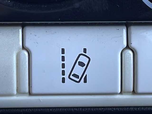 トヨタ プリウス S 岐阜県 2016(平28)年 10.9万km アティチュードブラックマイカ 禁煙車/純正ナビ/レーダークルーズコントロール/フルセグTV/レーンキープアシスト/衝突軽減ブレーキ/ハンドルスイッチ/ビルトインETC/ドライブレコーダー/バックカメラ/純正フロアマット/社外アルミホイール/盗難防止/ドアバイザー/オートライト/オートハイビーム/オートエアコン/スマートキー