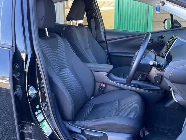 トヨタ プリウス S 岐阜県 2016(平28)年 10.9万km アティチュードブラックマイカ 禁煙車/純正ナビ/レーダークルーズコントロール/フルセグTV/レーンキープアシスト/衝突軽減ブレーキ/ハンドルスイッチ/ビルトインETC/ドライブレコーダー/バックカメラ/純正フロアマット/社外アルミホイール/盗難防止/ドアバイザー/オートライト/オートハイビーム/オートエアコン/スマートキー