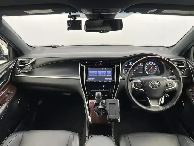 トヨタ ハリアー プレミアム 富山県 2015(平27)年 5.2万km ブラック サンルーフ/純正9型ナビ（AM/FM/DVD/BT/フルセグ）/バックカメラ/前後ドライブレコーダー/ETC/レザーシート/D/N席パワーシート/D席メモリシート/D/N席シートヒーター/衝突被害軽減システム/クルーズコントロール/レーンキープアシスト/横滑り防止装置/アイドリングストップ/パワーバックドア/純正アルミホイール/純正フロアマット/オートLEDライト/オートマチックハイビーム/フォグライト/ウッドコンビステアリング/ステアリングスイッチ/スマートキー/スペアキー