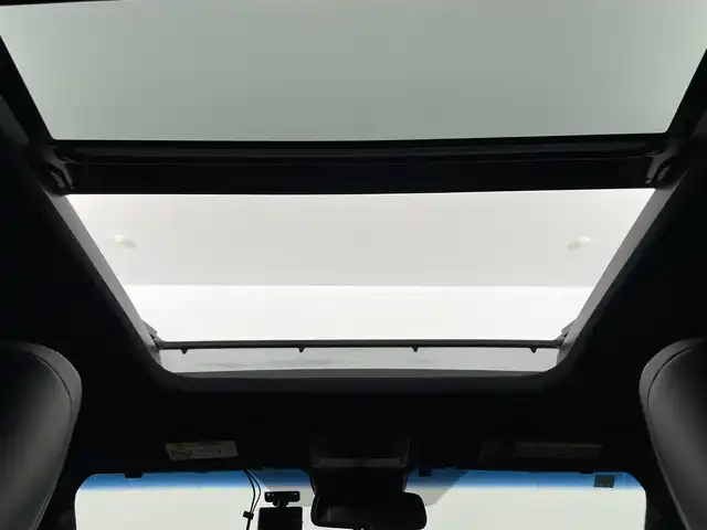 トヨタ ハリアー プレミアム 富山県 2015(平27)年 5.2万km ブラック サンルーフ/純正9型ナビ（AM/FM/DVD/BT/フルセグ）/バックカメラ/前後ドライブレコーダー/ETC/レザーシート/D/N席パワーシート/D席メモリシート/D/N席シートヒーター/衝突被害軽減システム/クルーズコントロール/レーンキープアシスト/横滑り防止装置/アイドリングストップ/パワーバックドア/純正アルミホイール/純正フロアマット/オートLEDライト/オートマチックハイビーム/フォグライト/ウッドコンビステアリング/ステアリングスイッチ/スマートキー/スペアキー