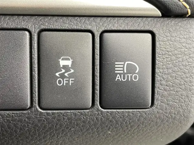 トヨタ ハリアー プレミアム 富山県 2015(平27)年 5.2万km ブラック サンルーフ/純正9型ナビ（AM/FM/DVD/BT/フルセグ）/バックカメラ/前後ドライブレコーダー/ETC/レザーシート/D/N席パワーシート/D席メモリシート/D/N席シートヒーター/衝突被害軽減システム/クルーズコントロール/レーンキープアシスト/横滑り防止装置/アイドリングストップ/パワーバックドア/純正アルミホイール/純正フロアマット/オートLEDライト/オートマチックハイビーム/フォグライト/ウッドコンビステアリング/ステアリングスイッチ/スマートキー/スペアキー