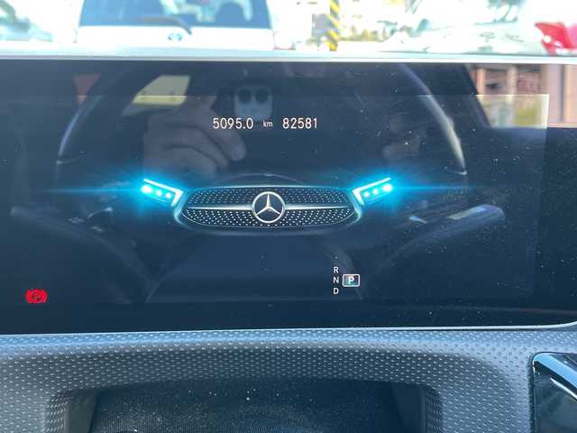 メルセデス・ベンツ Ａ１８０ スタイル AMGライン 神奈川県 2018(平30)年 8.3万km コスモスブラック 純正ナビ		/・DTV/BT/USB/バックカメラ/パークトロニック	/ハーフレザーシート/前席シートヒーター			/前席メモリー付パワーシート	/レーダーセーフティパッケージ/・衝突被害軽減ブレーキ/・追従型クルーズコントロール/・ブラインドスポットアシスト/・レーンキーピングアシスト/道路標識アシスト/アクティブパーキングアシスト/AMG18インチAW	/ETC【DSRC】			/オートライト/純正LEDヘッドライト	/フロント/バックフォグ/パドルシフト付皮巻きハンドル						/アイドリングストップ/プッシュEgスタート/ストップ/スマートキー2本			/ターンランプ付電動格納ドアミラー/純正フロアマット/取扱説明書　/ナビ取扱説明書/新車時保証書