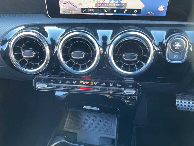 メルセデス・ベンツ Ａ１８０ スタイル AMGライン 神奈川県 2018(平30)年 8.3万km コスモスブラック 純正ナビ		/・DTV/BT/USB/バックカメラ/パークトロニック	/ハーフレザーシート/前席シートヒーター			/前席メモリー付パワーシート	/レーダーセーフティパッケージ/・衝突被害軽減ブレーキ/・追従型クルーズコントロール/・ブラインドスポットアシスト/・レーンキーピングアシスト/道路標識アシスト/アクティブパーキングアシスト/AMG18インチAW	/ETC【DSRC】			/オートライト/純正LEDヘッドライト	/フロント/バックフォグ/パドルシフト付皮巻きハンドル						/アイドリングストップ/プッシュEgスタート/ストップ/スマートキー2本			/ターンランプ付電動格納ドアミラー/純正フロアマット/取扱説明書　/ナビ取扱説明書/新車時保証書