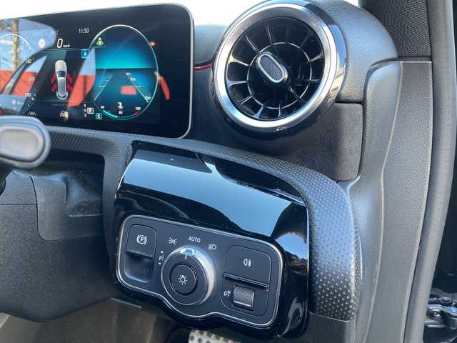 メルセデス・ベンツ Ａ１８０ スタイル AMGライン 神奈川県 2018(平30)年 8.3万km コスモスブラック 純正ナビ		/・DTV/BT/USB/バックカメラ/パークトロニック	/ハーフレザーシート/前席シートヒーター			/前席メモリー付パワーシート	/レーダーセーフティパッケージ/・衝突被害軽減ブレーキ/・追従型クルーズコントロール/・ブラインドスポットアシスト/・レーンキーピングアシスト/道路標識アシスト/アクティブパーキングアシスト/AMG18インチAW	/ETC【DSRC】			/オートライト/純正LEDヘッドライト	/フロント/バックフォグ/パドルシフト付皮巻きハンドル						/アイドリングストップ/プッシュEgスタート/ストップ/スマートキー2本			/ターンランプ付電動格納ドアミラー/純正フロアマット/取扱説明書　/ナビ取扱説明書/新車時保証書