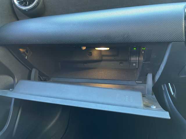 メルセデス・ベンツ Ａ１８０ スタイル AMGライン 神奈川県 2018(平30)年 8.3万km コスモスブラック 純正ナビ		/・DTV/BT/USB/バックカメラ/パークトロニック	/ハーフレザーシート/前席シートヒーター			/前席メモリー付パワーシート	/レーダーセーフティパッケージ/・衝突被害軽減ブレーキ/・追従型クルーズコントロール/・ブラインドスポットアシスト/・レーンキーピングアシスト/道路標識アシスト/アクティブパーキングアシスト/AMG18インチAW	/ETC【DSRC】			/オートライト/純正LEDヘッドライト	/フロント/バックフォグ/パドルシフト付皮巻きハンドル						/アイドリングストップ/プッシュEgスタート/ストップ/スマートキー2本			/ターンランプ付電動格納ドアミラー/純正フロアマット/取扱説明書　/ナビ取扱説明書/新車時保証書