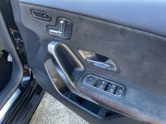 メルセデス・ベンツ Ａ１８０ スタイル AMGライン 神奈川県 2018(平30)年 8.3万km コスモスブラック 純正ナビ		/・DTV/BT/USB/バックカメラ/パークトロニック	/ハーフレザーシート/前席シートヒーター			/前席メモリー付パワーシート	/レーダーセーフティパッケージ/・衝突被害軽減ブレーキ/・追従型クルーズコントロール/・ブラインドスポットアシスト/・レーンキーピングアシスト/道路標識アシスト/アクティブパーキングアシスト/AMG18インチAW	/ETC【DSRC】			/オートライト/純正LEDヘッドライト	/フロント/バックフォグ/パドルシフト付皮巻きハンドル						/アイドリングストップ/プッシュEgスタート/ストップ/スマートキー2本			/ターンランプ付電動格納ドアミラー/純正フロアマット/取扱説明書　/ナビ取扱説明書/新車時保証書