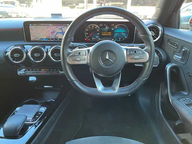 メルセデス・ベンツ Ａ１８０ スタイル AMGライン 神奈川県 2018(平30)年 8.3万km コスモスブラック 純正ナビ		/・DTV/BT/USB/バックカメラ/パークトロニック	/ハーフレザーシート/前席シートヒーター			/前席メモリー付パワーシート	/レーダーセーフティパッケージ/・衝突被害軽減ブレーキ/・追従型クルーズコントロール/・ブラインドスポットアシスト/・レーンキーピングアシスト/道路標識アシスト/アクティブパーキングアシスト/AMG18インチAW	/ETC【DSRC】			/オートライト/純正LEDヘッドライト	/フロント/バックフォグ/パドルシフト付皮巻きハンドル						/アイドリングストップ/プッシュEgスタート/ストップ/スマートキー2本			/ターンランプ付電動格納ドアミラー/純正フロアマット/取扱説明書　/ナビ取扱説明書/新車時保証書