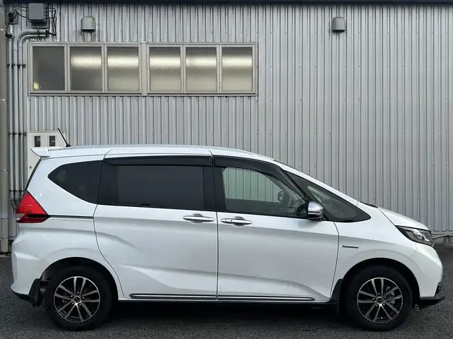ホンダ フリード＋ ハイブリット クロスター ホンダセンシング 静岡県 2020(令2)年 2.3万km プラチナホワイトパール ユーザー買取車両/純性ナビ（VXM-207VFNi）/【CD/DVD/BT/地デジTV】/純正LEDライト/純正フロアマット/両側パワースライドドア/社外15インチAW/クルーズコントロール追従あり/衝突被害軽減システム/横滑り防止装置/バックカメラ/フロントカメラ/ハーフレザーシート/ベンチシート/シートヒーター/スペアキー×1/スマートキー/レーンアシスト/パーキングアシスト/4WD/ドライブレコーダー/ETC(2.0)