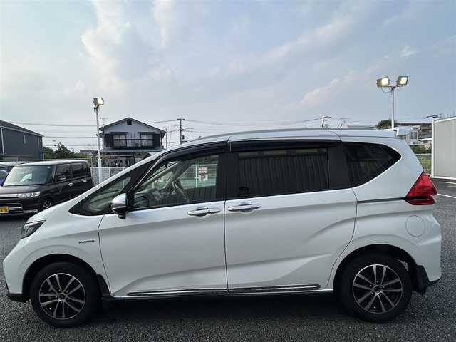 ホンダ フリード＋ ハイブリット クロスター ホンダセンシング 静岡県 2020(令2)年 2.3万km プラチナホワイトパール ユーザー買取車両/純性ナビ（VXM-207VFNi）/【CD/DVD/BT/地デジTV】/純正LEDライト/純正フロアマット/両側パワースライドドア/社外15インチAW/クルーズコントロール追従あり/衝突被害軽減システム/横滑り防止装置/バックカメラ/フロントカメラ/ハーフレザーシート/ベンチシート/シートヒーター/スペアキー×1/スマートキー/レーンアシスト/パーキングアシスト/4WD/ドライブレコーダー/ETC(2.0)