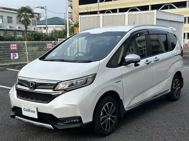 ホンダ フリード＋ ハイブリット クロスター ホンダセンシング 静岡県 2020(令2)年 2.3万km プラチナホワイトパール ユーザー買取車両/純性ナビ（VXM-207VFNi）/【CD/DVD/BT/地デジTV】/純正LEDライト/純正フロアマット/両側パワースライドドア/社外15インチAW/クルーズコントロール追従あり/衝突被害軽減システム/横滑り防止装置/バックカメラ/フロントカメラ/ハーフレザーシート/ベンチシート/シートヒーター/スペアキー×1/スマートキー/レーンアシスト/パーキングアシスト/4WD/ドライブレコーダー/ETC(2.0)