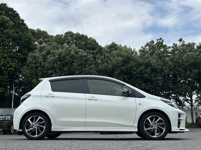 トヨタ ヴィッツ GRスポーツ 東京都 2019(令1)年 7.9万km ホワイトパールクリスタルシャイン ワンオーナー/SDナビ（CN-RA05WD）/・Bluetoothオーディオ/USBオーディオ/・フルセグTV/DVD/iPod/GR専用ハーフレザーシート/バックカメラ/Toyota Safety Sense/オートライト/LEDヘッドランプ/取扱説明書/保証書/スペアキー1本