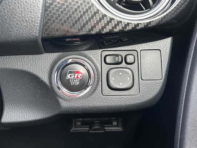 トヨタ ヴィッツ GRスポーツ 東京都 2019(令1)年 7.9万km ホワイトパールクリスタルシャイン ワンオーナー/SDナビ（CN-RA05WD）/・Bluetoothオーディオ/USBオーディオ/・フルセグTV/DVD/iPod/GR専用ハーフレザーシート/バックカメラ/Toyota Safety Sense/オートライト/LEDヘッドランプ/取扱説明書/保証書/スペアキー1本