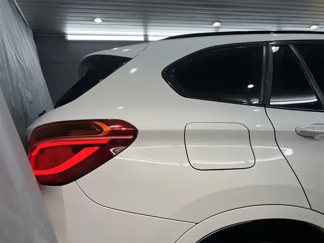 ＢＭＷ Ｘ１ xDrive 20i Mスポーツ 東京都 2018(平30)年 1.9万km アルピンホワイトⅢ ワンオーナー /ドライビングアシスト/・レーンディパーチャーニング・/・前車接近警告機能/・衝突回避・被害軽減ブレーキ/純正ナビゲーション/Bカメラ/ドライブレコーダー/ETC/スマートキー/純正ルーフレール/純正アルミホイール/パワーバックドア/スポーツモード搭載/ISOFIX/点検整備記録簿H30R123456年