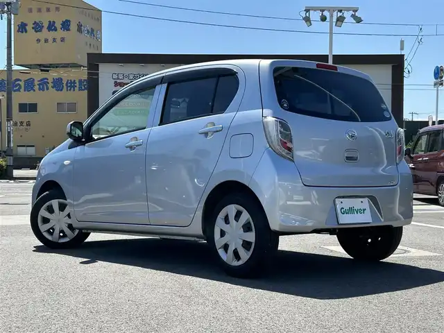 ダイハツ ミラ イース L SA 愛媛県 2015(平27)年 0.6万km ブライトシルバーメタリック 禁煙車/登録時走行距離5251km/純正カーオーディオ/AM/FM/CD/AUX/リモコンキー/衝突軽減ブレーキ/横滑り防止装置/アイドリングストップ/パワーウインドウ/パワーステアリング/Wエアバック/純正フロアマット