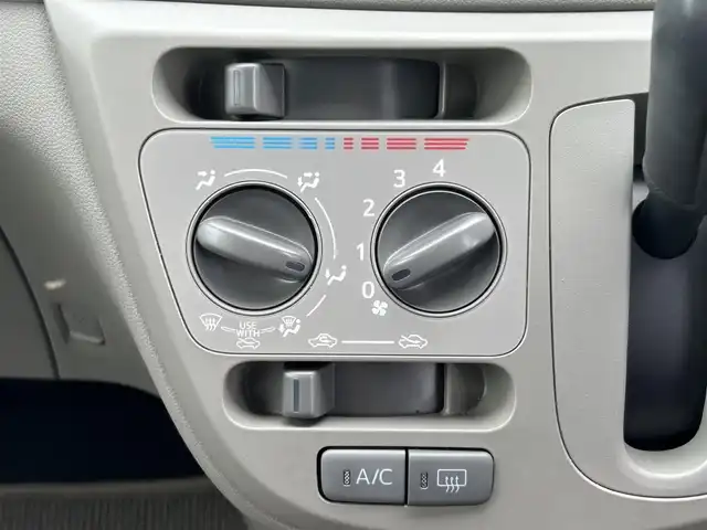 ダイハツ ミラ イース L SA 愛媛県 2015(平27)年 0.6万km ブライトシルバーメタリック 禁煙車/登録時走行距離5251km/純正カーオーディオ/AM/FM/CD/AUX/リモコンキー/衝突軽減ブレーキ/横滑り防止装置/アイドリングストップ/パワーウインドウ/パワーステアリング/Wエアバック/純正フロアマット