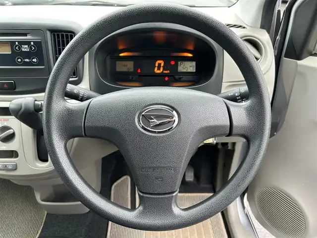 ダイハツ ミラ イース L SA 愛媛県 2015(平27)年 0.6万km ブライトシルバーメタリック 禁煙車/登録時走行距離5251km/純正カーオーディオ/AM/FM/CD/AUX/リモコンキー/衝突軽減ブレーキ/横滑り防止装置/アイドリングストップ/パワーウインドウ/パワーステアリング/Wエアバック/純正フロアマット