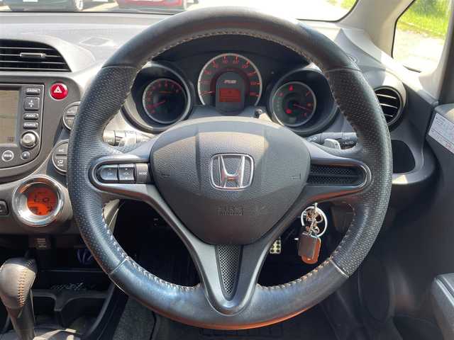 ホンダ フィット RS 福岡県 2011(平23)年 7.7万km プレミアムホワイトパール Honda HDDインターナビ/スロットルコントローラー/リモコンキー/横滑り防止装置/革巻きステアリング/HIDヘッドライト/オートライト/電動格納ミラー/ウインカーミラー/フォグランプ/社外17インチAW/ETC