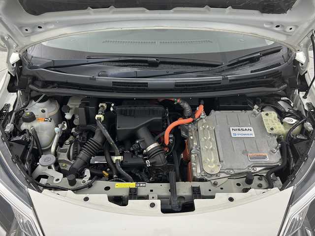 日産 ノート e－パワー X 宮城県 2017(平29)年 8.9万km ブリリアントホワイトパール 禁煙車/エマージェンシーブレーキ/デジタルインナーミラー/車線逸脱防止支援システム/アラウンドビューモニター/純正7型ナビ/・BT.CD.DVD.SD/・フルセグTV/ETC/LEDヘッドライト/LEDフォグライト/プッシュスタート/スマートキー/社外エンジンスターター/アイドリングストップ/横滑り防止/純正フロアマット/純正ドアバイザー/社外16インチAW/冬タイヤ積込み/【社外AW（185/65/15）】/レーダー探知機