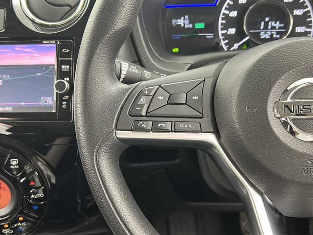 日産 ノート e－パワー X 宮城県 2017(平29)年 8.9万km ブリリアントホワイトパール 禁煙車/エマージェンシーブレーキ/デジタルインナーミラー/車線逸脱防止支援システム/アラウンドビューモニター/純正7型ナビ/・BT.CD.DVD.SD/・フルセグTV/ETC/LEDヘッドライト/LEDフォグライト/プッシュスタート/スマートキー/社外エンジンスターター/アイドリングストップ/横滑り防止/純正フロアマット/純正ドアバイザー/社外16インチAW/冬タイヤ積込み/【社外AW（185/65/15）】/レーダー探知機