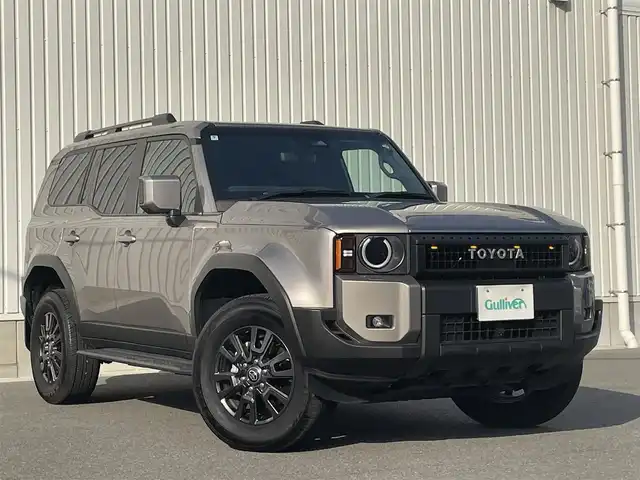 トヨタ ランドクルーザー ２５０ VX 群馬県 2024(令6)年 0.5万km アバンギャルドブロンズメタリック ワンオーナー/サンルーフ/パワーバックドア/デジタルインナーミラー/純正12.3インチディスプレイオーディオ　/(AM/FM/BT/TV/USB)/全方位カメラ/トヨタセーフティーセンス/レーンディパーチャーアラート/プリクラッシュセーフティー/ブラインドスポットモニター/クリアランスソナー/プロアクティブドライビングアシスト/リヤクロストラフィックアラート/レーダークルーズコントロール/後方車両接近告知/安心降車アシスト/リヤカメラディテクション/周辺車両接近時サポート/ロードサインアシスト/AUTOライト/AUTOハイビーム/ビルトインETC2.0/前後ドライブレコーダー/前席シートヒーター/エアシート/ステアリングヒーター/ステアリングリモコン/純正フロアマット/保証書/取扱説明書/記録簿/スペアキー1