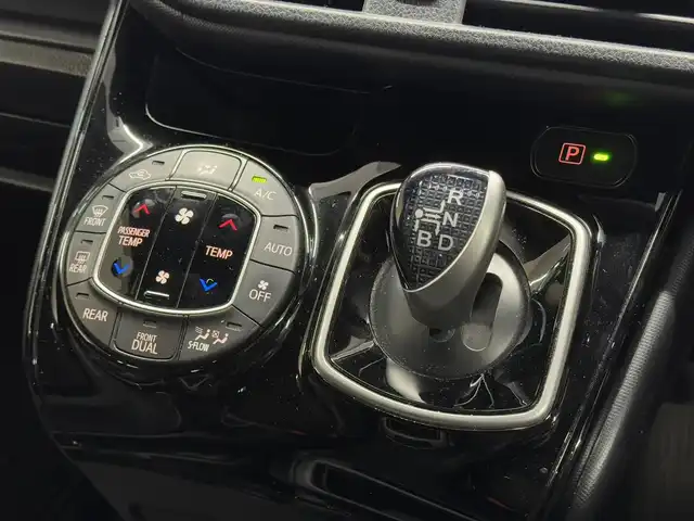 トヨタ ヴォクシー ハイブリッド ZS 三重県 2019(令1)年 3.1万km ブラック ハイブリッド/FF/インパネCVT/純正 9インチナビ NSZT-Y68T/（AM/FM/CD/DVD/TV/SD/SDREC/Bluetooth）/純正 12.1インチ 後席フリップダウンモニター V12T-R68C/バックガイドモニター/モデリスタカスタムパーツ/・エアロキット（F/S/R/Rアンダー）/・スポーツマフラー/・シグネチャーイルミブレード/両側パワースライドドア/ドライブレコーダー 前後/ビルトイン ETC2.0/Toyota Safety Sense/・プリクラッシュセーフティ［PCS］/・レーンディパーチャーアラート［LDA］/・オートハイビーム［AHB］/・インテリジェントクリアランスソナー（パーキングサポートブレーキ［PKSB］（静止物））/装備/・快適温熱シート（D/N）/・クルーズコントロール/・左右独立オートエアコン＋後席クーラー/・オートライト/・LED ヘッドランプ＋フロントフォグランプ/・ステアリングスイッチ/・純正16inAW/・保/取/ナビ取/・スマートキーx2