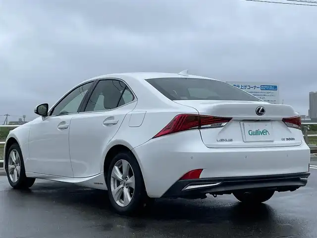 レクサス ＩＳ 300h 佐賀県 2016(平28)年 7.9万km ソニッククォーツ ワンオーナー/純正SDナビ/・CD/DVD/USB/SD/Bluetooth/・フルセグTV/バックカメラ/ハーフレザーシート（ベージュ）/レーダークルーズコントロール/DN席シートヒーター/DN席パワーシート/革巻きステアリング/パドルシフト/ステアリングスイッチ/LEDヘッドライト/オートハイビーム/スマートキー/純正ビルトインETC2.0/純正フロアマット/新車保証書/PCS（衝突軽減システム）/LDA（車線逸脱警告システム）