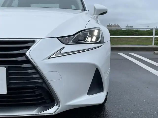 レクサス ＩＳ 300h 佐賀県 2016(平28)年 7.9万km ソニッククォーツ ワンオーナー/純正SDナビ/・CD/DVD/USB/SD/Bluetooth/・フルセグTV/バックカメラ/ハーフレザーシート（ベージュ）/レーダークルーズコントロール/DN席シートヒーター/DN席パワーシート/革巻きステアリング/パドルシフト/ステアリングスイッチ/LEDヘッドライト/オートハイビーム/スマートキー/純正ビルトインETC2.0/純正フロアマット/新車保証書/PCS（衝突軽減システム）/LDA（車線逸脱警告システム）