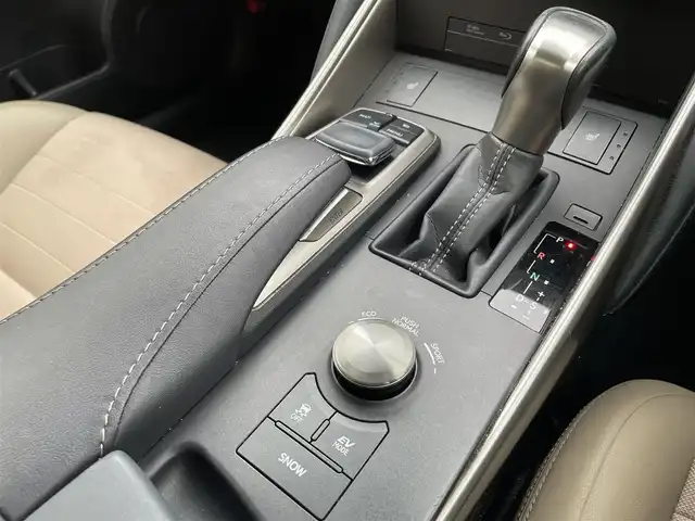 レクサス ＩＳ 300h 佐賀県 2016(平28)年 7.9万km ソニッククォーツ ワンオーナー/純正SDナビ/・CD/DVD/USB/SD/Bluetooth/・フルセグTV/バックカメラ/ハーフレザーシート（ベージュ）/レーダークルーズコントロール/DN席シートヒーター/DN席パワーシート/革巻きステアリング/パドルシフト/ステアリングスイッチ/LEDヘッドライト/オートハイビーム/スマートキー/純正ビルトインETC2.0/純正フロアマット/新車保証書/PCS（衝突軽減システム）/LDA（車線逸脱警告システム）