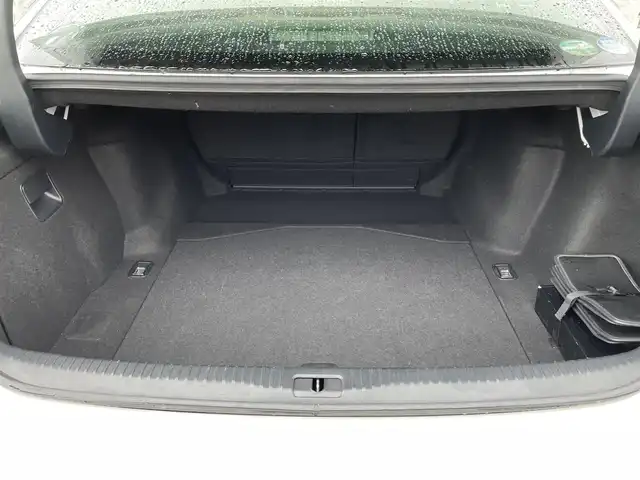 レクサス ＩＳ 300h 佐賀県 2016(平28)年 7.9万km ソニッククォーツ ワンオーナー/純正SDナビ/・CD/DVD/USB/SD/Bluetooth/・フルセグTV/バックカメラ/ハーフレザーシート（ベージュ）/レーダークルーズコントロール/DN席シートヒーター/DN席パワーシート/革巻きステアリング/パドルシフト/ステアリングスイッチ/LEDヘッドライト/オートハイビーム/スマートキー/純正ビルトインETC2.0/純正フロアマット/新車保証書/PCS（衝突軽減システム）/LDA（車線逸脱警告システム）