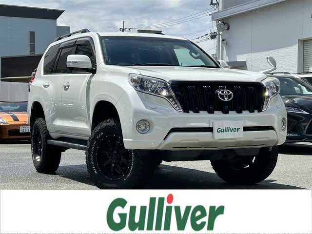 トヨタ ランドクルーザー プラド TX 福岡県 2015(平27)年 4.6万km ホワイトパールクリスタルシャイン ALPINEナビ（Bluetooth・フルセグTV）/ECLIPSE後席用モニター/リフトアップ/ドライブレコーダー（前後）/MKWアルミホイール/ルーフレール/ダウンヒルアシストコントロール/エアバッグ（運転席・助手席・サイド）/カーテンエアバッグ/ETC/スペアタイヤ/電格ミラー/純正フロアマット/布系シート/横滑り防止装置/パワーステアリング/パワーウィンドウ/スマートキー/バックカメラ/ABS/プッシュスタート/保証書/取扱説明書