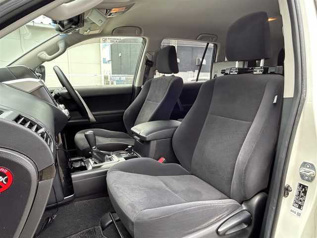 トヨタ ランドクルーザー プラド TX 福岡県 2015(平27)年 4.6万km ホワイトパールクリスタルシャイン ALPINEナビ（Bluetooth・フルセグTV）/ECLIPSE後席用モニター/リフトアップ/ドライブレコーダー（前後）/MKWアルミホイール/ルーフレール/ダウンヒルアシストコントロール/エアバッグ（運転席・助手席・サイド）/カーテンエアバッグ/ETC/スペアタイヤ/電格ミラー/純正フロアマット/布系シート/横滑り防止装置/パワーステアリング/パワーウィンドウ/スマートキー/バックカメラ/ABS/プッシュスタート/保証書/取扱説明書