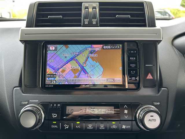 トヨタ ランドクルーザー プラド TX 福岡県 2015(平27)年 4.6万km ホワイトパールクリスタルシャイン ALPINEナビ（Bluetooth・フルセグTV）/ECLIPSE後席用モニター/リフトアップ/ドライブレコーダー（前後）/MKWアルミホイール/ルーフレール/ダウンヒルアシストコントロール/エアバッグ（運転席・助手席・サイド）/カーテンエアバッグ/ETC/スペアタイヤ/電格ミラー/純正フロアマット/布系シート/横滑り防止装置/パワーステアリング/パワーウィンドウ/スマートキー/バックカメラ/ABS/プッシュスタート/保証書/取扱説明書