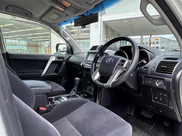トヨタ ランドクルーザー プラド TX 福岡県 2015(平27)年 4.6万km ホワイトパールクリスタルシャイン ALPINEナビ（Bluetooth・フルセグTV）/ECLIPSE後席用モニター/リフトアップ/ドライブレコーダー（前後）/MKWアルミホイール/ルーフレール/ダウンヒルアシストコントロール/エアバッグ（運転席・助手席・サイド）/カーテンエアバッグ/ETC/スペアタイヤ/電格ミラー/純正フロアマット/布系シート/横滑り防止装置/パワーステアリング/パワーウィンドウ/スマートキー/バックカメラ/ABS/プッシュスタート/保証書/取扱説明書
