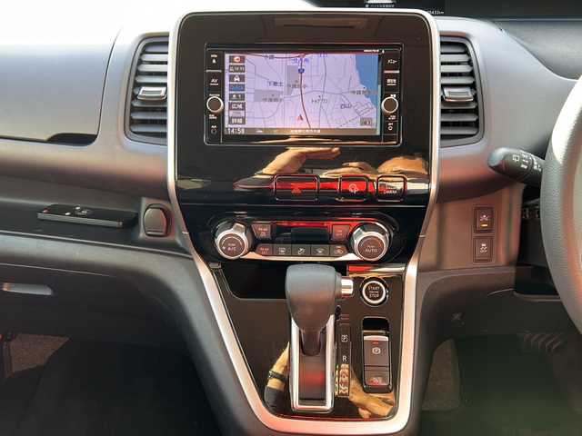 日産 セレナ X Vセレクション 岐阜県 2018(平30)年 8.9万km ブリリアントホワイトパール 登録時走行距離88433km/純正SDナビ/フルセグTV/全方位カメラ/両側パワースライドドア/後席フリップダウンモニター/ドライブレコーダー/純正フロアマット/社外アルミホイール/ETC/Blue tooth/ドアバイザー/プッシュスタート/スマートキー/クルーズコントロール/ABS/横滑り防止装置/コーナーセンサー/オートライト/キセノンヘッドライト/フォグランプ/衝突被害軽減システム