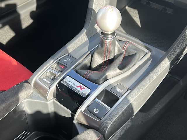 ホンダ シビック タイプR 愛知県 2019(令1)年 1.4万km チャンピオンシップホワイト /禁煙車//シリアルナンバーR-27382//社外ディスプレイオーディオ//Bluetooth・CD/DVD//バックカメラ//ビルトインETC//クルーズコントロール//ドライブモードセレクト//アイドリングストップ//電動パーキング//ブレーキホールド//ドアバイザー//純正２０インチアルミ//LEDオートライト//電動格納ミラーウィンカー//スペアキー×１//取扱説明書//新車保証書