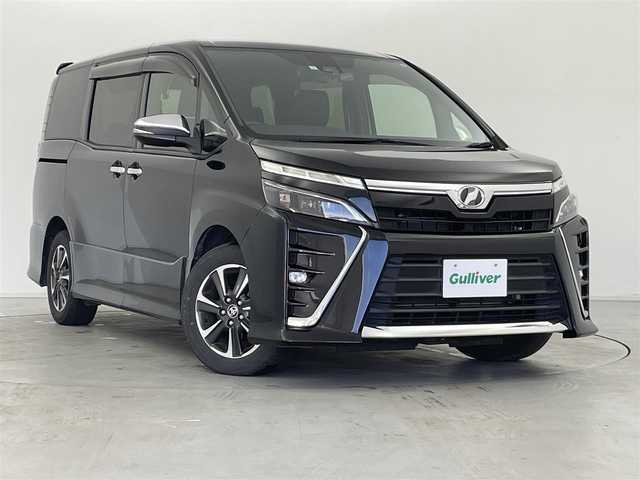 トヨタ ヴォクシー ZS 煌 福岡県 2019(平31)年 8.6万km ブラック 純正9インチナビ(NSZT-Y68T)/AM/FM/CD/DVD/BT/フルセグ/純正12インチフリップダウンモニター/ビルトインETC/バックカメラ/社外前後ドラレコ(CSD-790FHG)/トヨタセーフティセンス/プリクラッシュセーフティ/レーンディパーチャーアラート/オートマチックハイビーム/クルーズコントロール/両側パワースライドドア/ステアリングスイッチ/LEDヘッドライト/スマートキー/プッシュスタート