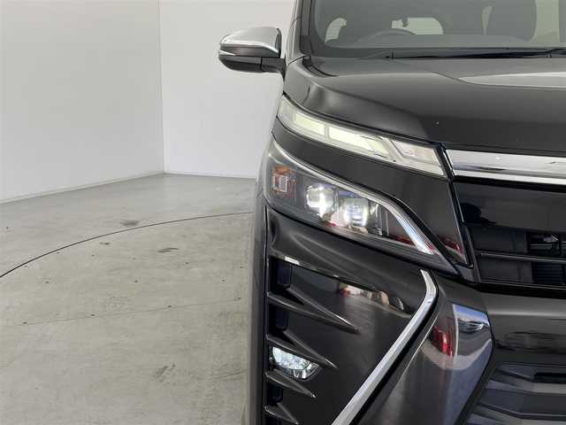 トヨタ ヴォクシー ZS 煌 福岡県 2019(平31)年 8.6万km ブラック 純正9インチナビ(NSZT-Y68T)/AM/FM/CD/DVD/BT/フルセグ/純正12インチフリップダウンモニター/ビルトインETC/バックカメラ/社外前後ドラレコ(CSD-790FHG)/トヨタセーフティセンス/プリクラッシュセーフティ/レーンディパーチャーアラート/オートマチックハイビーム/クルーズコントロール/両側パワースライドドア/ステアリングスイッチ/LEDヘッドライト/スマートキー/プッシュスタート