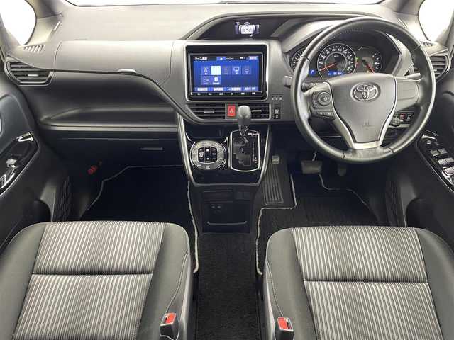 トヨタ ヴォクシー ZS 煌 福岡県 2019(平31)年 8.6万km ブラック 純正9インチナビ(NSZT-Y68T)/AM/FM/CD/DVD/BT/フルセグ/純正12インチフリップダウンモニター/ビルトインETC/バックカメラ/社外前後ドラレコ(CSD-790FHG)/トヨタセーフティセンス/プリクラッシュセーフティ/レーンディパーチャーアラート/オートマチックハイビーム/クルーズコントロール/両側パワースライドドア/ステアリングスイッチ/LEDヘッドライト/スマートキー/プッシュスタート