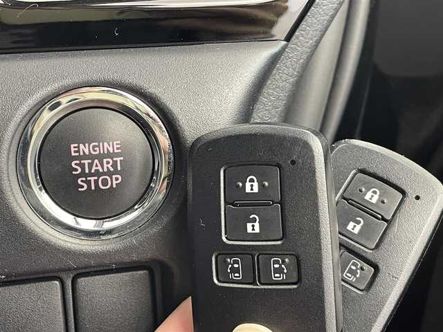 トヨタ ヴォクシー ZS 煌 福岡県 2019(平31)年 8.6万km ブラック 純正9インチナビ(NSZT-Y68T)/AM/FM/CD/DVD/BT/フルセグ/純正12インチフリップダウンモニター/ビルトインETC/バックカメラ/社外前後ドラレコ(CSD-790FHG)/トヨタセーフティセンス/プリクラッシュセーフティ/レーンディパーチャーアラート/オートマチックハイビーム/クルーズコントロール/両側パワースライドドア/ステアリングスイッチ/LEDヘッドライト/スマートキー/プッシュスタート
