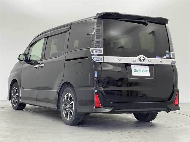 トヨタ ヴォクシー ZS 煌 福岡県 2019(平31)年 8.6万km ブラック 純正9インチナビ(NSZT-Y68T)/AM/FM/CD/DVD/BT/フルセグ/純正12インチフリップダウンモニター/ビルトインETC/バックカメラ/社外前後ドラレコ(CSD-790FHG)/トヨタセーフティセンス/プリクラッシュセーフティ/レーンディパーチャーアラート/オートマチックハイビーム/クルーズコントロール/両側パワースライドドア/ステアリングスイッチ/LEDヘッドライト/スマートキー/プッシュスタート