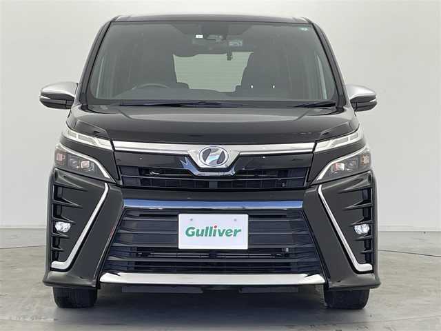トヨタ ヴォクシー ZS 煌 福岡県 2019(平31)年 8.6万km ブラック 純正9インチナビ(NSZT-Y68T)/AM/FM/CD/DVD/BT/フルセグ/純正12インチフリップダウンモニター/ビルトインETC/バックカメラ/社外前後ドラレコ(CSD-790FHG)/トヨタセーフティセンス/プリクラッシュセーフティ/レーンディパーチャーアラート/オートマチックハイビーム/クルーズコントロール/両側パワースライドドア/ステアリングスイッチ/LEDヘッドライト/スマートキー/プッシュスタート