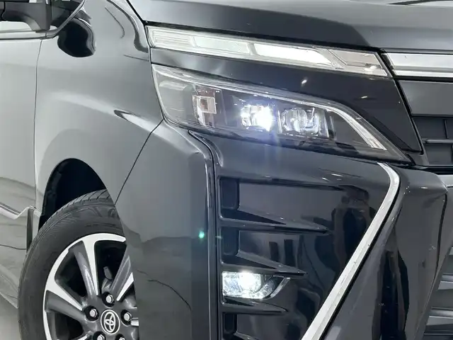 トヨタ ヴォクシー ZS 煌 福岡県 2019(平31)年 8.6万km ブラック 後席モニター　/純正９型ナビ　/ビルトインＥＴＣ　/前後ドラレコ　/クルーズコントロール　/衝突軽減ブレーキ　/レーンキープ　/アイドリングストップ　/両側電動スライドドア　/ＭＴモード付き　/純正１６インチＡＷ　/ＬＥＤ