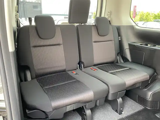 日産 セレナ e－パワー ハイウェイスター V 岐阜県 2018(平30)年 4.4万km ミントホワイトP セーフティパックB（OP）/・プロパイロット/・踏み間違い衝突防止アシスト/・標識検知機能/・インテリジェントパーキングアシスト/・インテリジェントルームミラー/・ふらつき警報/車線逸脱防止支援/・フロント＆バッククリアランスソナー/・電動Pブレーキ/オートブレーキホールド/・ヒーター付ドアミラー/ステアリングスイッチ/・カーテン＆サイドエアバッグ/前席シートヒーター/ステアリングヒーター（OP）/オートデュアルエアコン/リヤヒーターダクト（OP）/KENWOOD製9インチナビ/（フルセグTV/CD/DVD/Bluetooth）/全周囲カメラ/全方位運転支援システム/ハンズフリー両側パワースライドドア/2列目・3列目USB電源ソケット/純正15インチAW/純正フロアマット/ドアバイザー/ETC/スマートキー×2