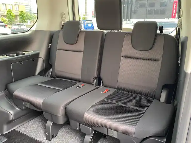 日産 セレナ e－パワー ハイウェイスター V 岐阜県 2018(平30)年 4.4万km ミントホワイトP セーフティパックB（OP）/・プロパイロット/・踏み間違い衝突防止アシスト/・標識検知機能/・インテリジェントパーキングアシスト/・インテリジェントルームミラー/・ふらつき警報/車線逸脱防止支援/・フロント＆バッククリアランスソナー/・電動Pブレーキ/オートブレーキホールド/・ヒーター付ドアミラー/ステアリングスイッチ/・カーテン＆サイドエアバッグ/前席シートヒーター/ステアリングヒーター（OP）/オートデュアルエアコン/リヤヒーターダクト（OP）/KENWOOD製9インチナビ/（フルセグTV/CD/DVD/Bluetooth）/全周囲カメラ/全方位運転支援システム/ハンズフリー両側パワースライドドア/2列目・3列目USB電源ソケット/純正15インチAW/純正フロアマット/ドアバイザー/ETC/スマートキー×2