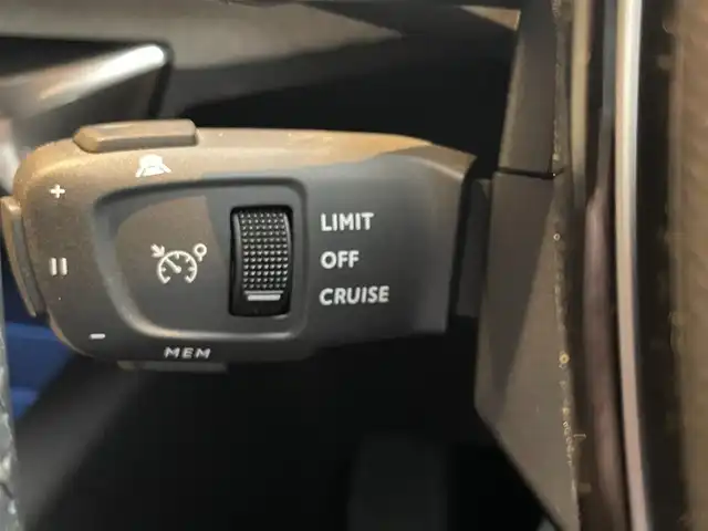 プジョー ３００８ GT ハイブリッド4 高知県 2022(令4)年 1.4万km パールⅡ ・サンルーフ/・アクティブクルーズコントロール/・純正メモリーナビ/USB/Bluetooth/AppleCarPlay/・全方位カメラ/・ハーフレザーシート/シートヒーター/・社外前後ドライブレコーダー/・フルセグ/・社外ETC/・純正18AW/・プッシュスタート/・パーキングアシスト/・スマートキー/・スペアキー/・運転席パワーシート/・レーンキープアシスト/・オートライト/・LEDライト/・保証書
