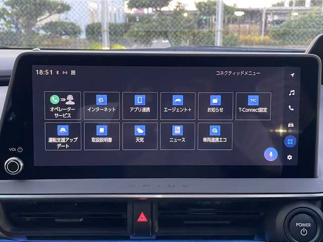トヨタ プリウス Z 山口県 2025(令7)年 0.4万km グレー メーカーOPパノラマルーフ/12.3インチディスプレイオーディオ（コネクティッドナビ対応）Plus/・ナビ機能/・AM/FM/USB/Miracast/Apple CarPlay/・フルセグテレビ/・Bluetooth/パノラミックビューモニター/ETC2.0/ステアリングスイッチ/マルチインフォメーションディスプレイ/ワイヤレス充電/アクセサリーコンセント/レザーシート/前席エアーシート/前席シートヒーター/純正フロアマット/19インチ純正アルミホイール/電動パーキングブレーキ/オートブレーキホールド/電動リアゲート/スマートキー/スペアキー有/プッシュアップスタート/LEDヘッドライト/オートライト/フォグランプ/Toyota Safety Sense/・プリクラッシュセーフティ/・レーントレーシングアシスト/・レーンディパーチャーアラート/・レーダークルーズコントロール/・アダプティブハイビームシステム／オートマチックハイビーム/ブラインドスポットモニター/盗難防止装置