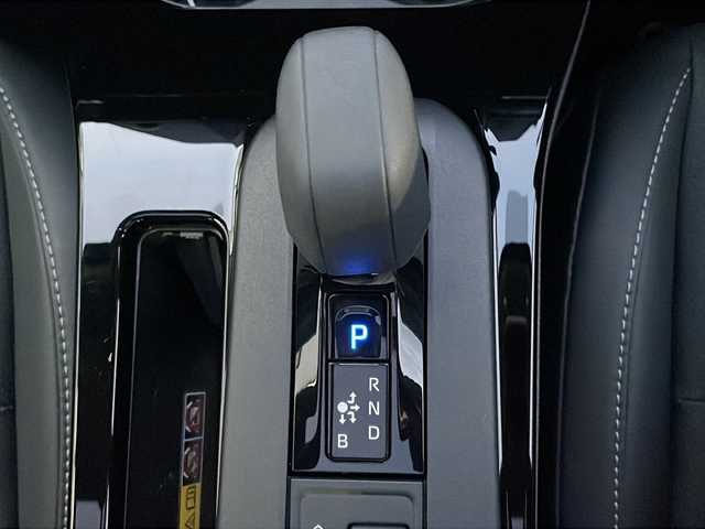 トヨタ プリウス Z 山口県 2025(令7)年 0.4万km グレー メーカーOPパノラマルーフ/12.3インチディスプレイオーディオ（コネクティッドナビ対応）Plus/・ナビ機能/・AM/FM/USB/Miracast/Apple CarPlay/・フルセグテレビ/・Bluetooth/パノラミックビューモニター/ETC2.0/ステアリングスイッチ/マルチインフォメーションディスプレイ/ワイヤレス充電/アクセサリーコンセント/レザーシート/前席エアーシート/前席シートヒーター/純正フロアマット/19インチ純正アルミホイール/電動パーキングブレーキ/オートブレーキホールド/電動リアゲート/スマートキー/スペアキー有/プッシュアップスタート/LEDヘッドライト/オートライト/フォグランプ/Toyota Safety Sense/・プリクラッシュセーフティ/・レーントレーシングアシスト/・レーンディパーチャーアラート/・レーダークルーズコントロール/・アダプティブハイビームシステム／オートマチックハイビーム/ブラインドスポットモニター/盗難防止装置