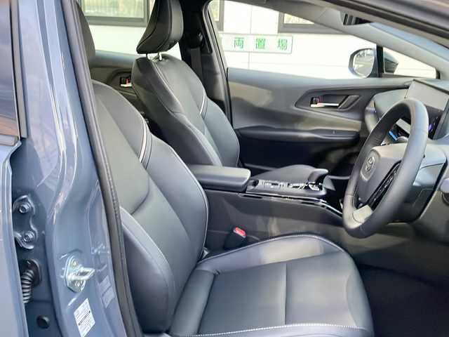 トヨタ プリウス Z 山口県 2025(令7)年 0.4万km グレー メーカーOPパノラマルーフ/12.3インチディスプレイオーディオ（コネクティッドナビ対応）Plus/・ナビ機能/・AM/FM/USB/Miracast/Apple CarPlay/・フルセグテレビ/・Bluetooth/パノラミックビューモニター/ETC2.0/ステアリングスイッチ/マルチインフォメーションディスプレイ/ワイヤレス充電/アクセサリーコンセント/レザーシート/前席エアーシート/前席シートヒーター/純正フロアマット/19インチ純正アルミホイール/電動パーキングブレーキ/オートブレーキホールド/電動リアゲート/スマートキー/スペアキー有/プッシュアップスタート/LEDヘッドライト/オートライト/フォグランプ/Toyota Safety Sense/・プリクラッシュセーフティ/・レーントレーシングアシスト/・レーンディパーチャーアラート/・レーダークルーズコントロール/・アダプティブハイビームシステム／オートマチックハイビーム/ブラインドスポットモニター/盗難防止装置