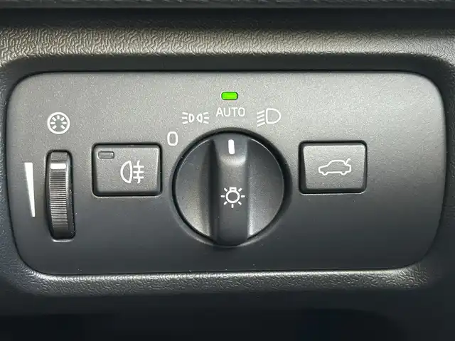 ボルボ Ｖ４０ D4 キネティック 群馬県 2018(平30)年 6.9万km アイスホワイト HDDナビ/Bluetooth/バックカメラ/コーナーセンサー/アダプティブクルーズコントロール/レーンキープアシスト/衝突軽減防止システム/純正１６インチアルミホイール/LEDヘッドライト/オートライト/スマートキー /ETC/スペアキー×1/保証書/取扱説明書